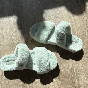 Koolaburra by UGG Faux-Fur Slide Sandals FuzzOn
Pale Aqua 11 Medium Pale Aqua 11